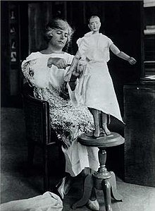 Madeleine Vionnet al lavoro su un manichino alto 80 cm, anni Venti circa