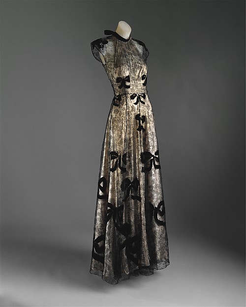 Abito da sera dorato doppiato con pizzo nero e fiocchi, Madeine Vionnet, 1939. The Metropolitan Museum of Art