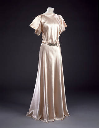 Abito da sera, >Msdeleine Vionnet, 1932-34. V&A Museum, foto di Richard Davis