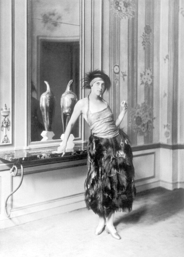 Denise Boulet indossa una creazione del marito Paul Poiret, 1919