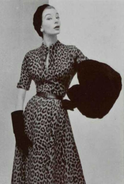 Abito con stampa animalier e accessori di colore nero, Christian Dior, 1952