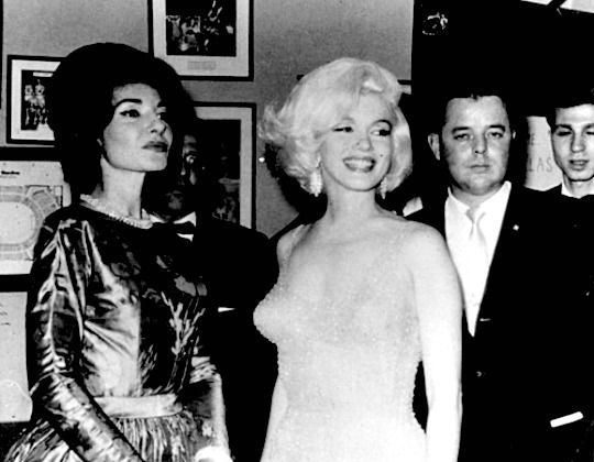 Marilyn Monroe, fotografata con Maria Callas, indossa l'abito trasparente al party per il compleanno del presidente J.F. Kennedy, 1962