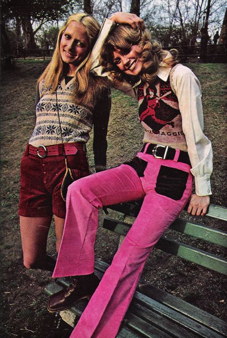 Le modelle indossano un paio di shorts bordeaux e pantaloni a zampa fucsia con tasche applicate, 1971