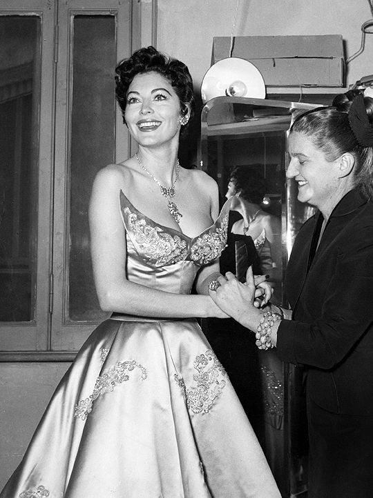 Ava Gardner con Zoe Fontana nell'atelier Sorelle Fontana a Roma nel 1954
