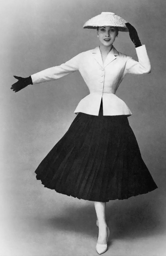Tailleur di Christian Dior con giacca bianca e gonna a pieghe nera, 1947